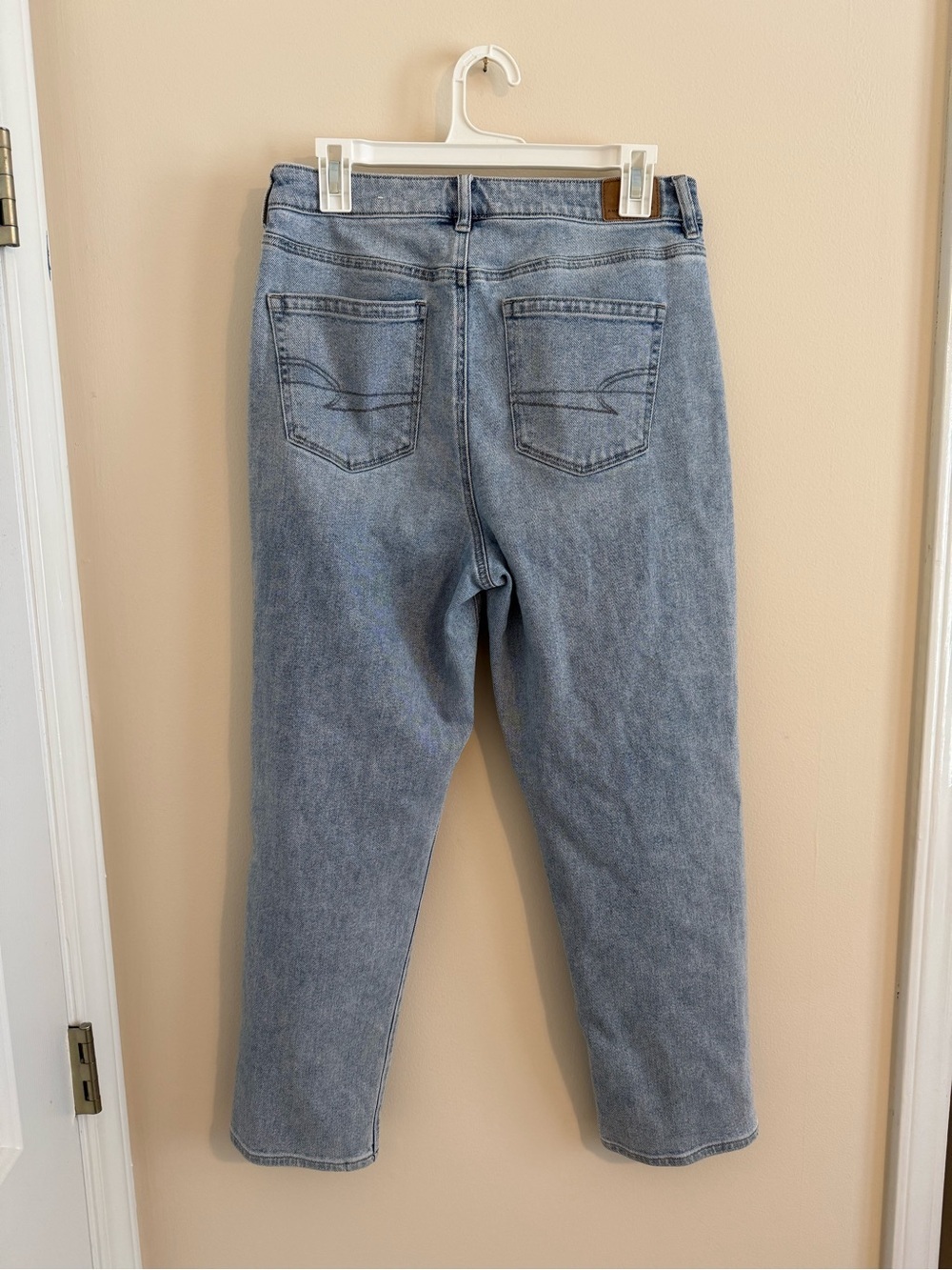 American Eagle Outfitters Light Wash Mom Straight Jeans Women’s 10 Short - Picture 2 of 11